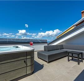 4 bedroom villa with infinity pool and sea views in Crikvencia, Rijeka, sleeps 8